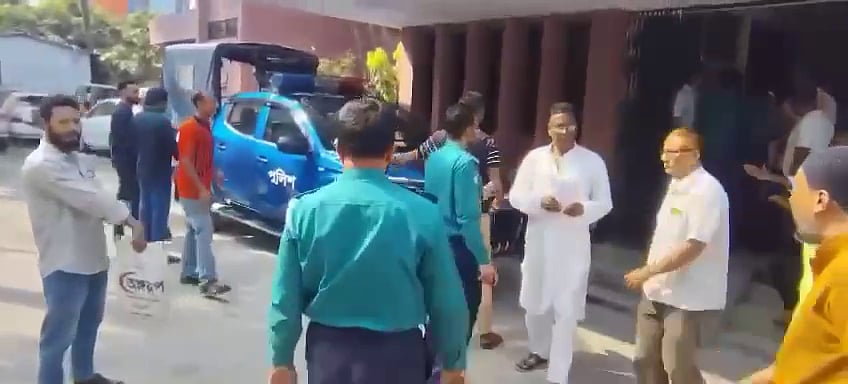 হাতকড়া পরা অবস্থায় আল আমিনকে একটি লাথি মারেন আবুল কালাম আজাদ। তখন তাঁর বিপক্ষের নেতারা তাঁকে ধরতে যাওয়ার চেষ্টা করলেও পুলিশসহ অন্যান্যরা তাঁদের নিবৃত্ত করেন