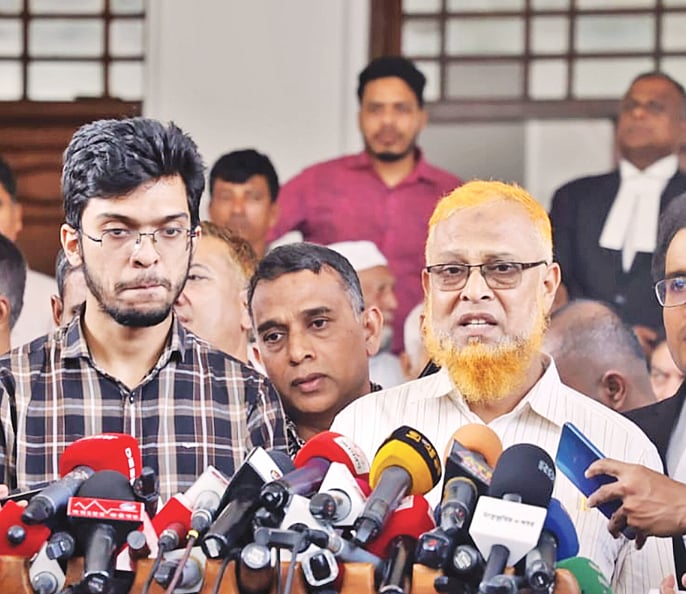 বাংলাদেশ প্রকৌশল বিশ্ববিদ্যালয়ের ছাত্র আবরার ফাহাদ হত্যা মামলায় হাইকোর্টের রায়ের পর সাংবাদিকদের সঙ্গে কথা বলেন বাবা বরকতউল্লাহ (ডানে)। পাশে ছোট ভাই আবরার ফাইয়াজ। রোববার হাইকোর্ট প্রাঙ্গণে