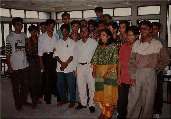 খুলনা বিশ্ববিদ্যালয়ে বিভাগের সহপাঠীদের সঙ্গে উম্মে সালমা যোহরা