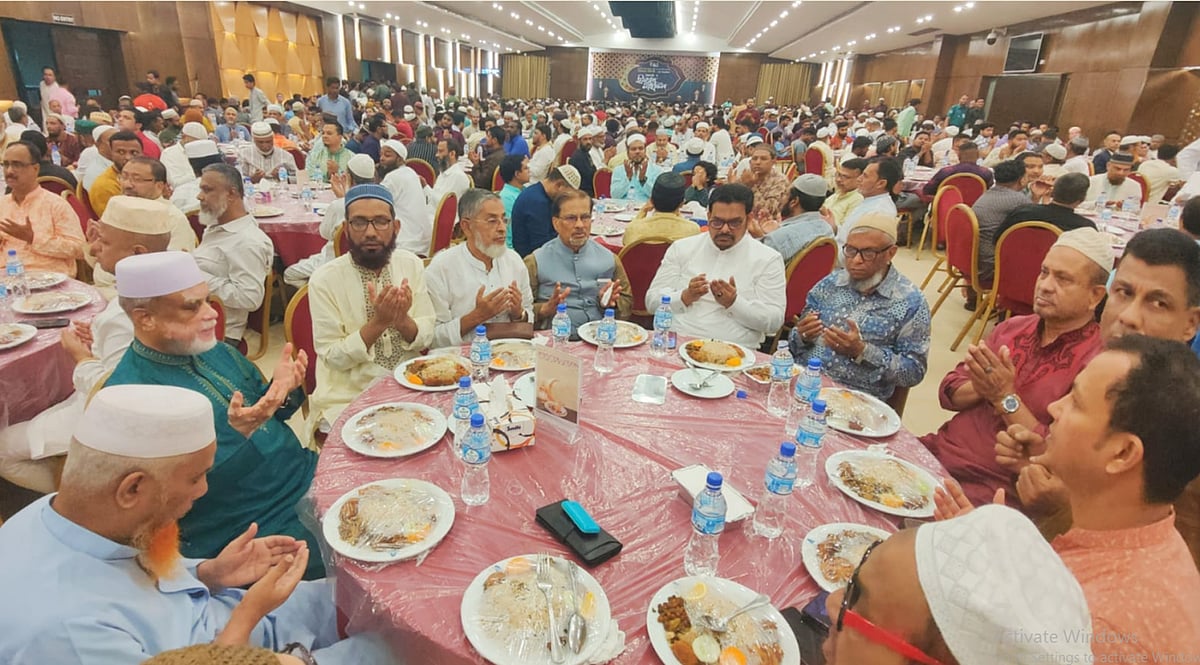 সিলেটের এই ইফতার মাহফিলে দেখা গেছে খন্দকার আবদুল মুক্তাদীর ও আরিফুল হক চৌধুরী–সমর্থিত নেতা-কর্মীদের। আজ রোববার সিলেট নগরের আরামবাগ এলাকার একটি কনভেনশন সেন্টারে