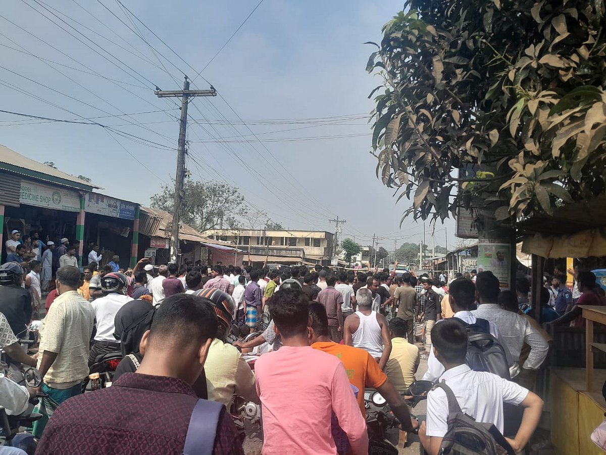 গাজীপুরের শ্রীপুরে সোলার সিরামিকস কারখানার শ্রমিকেরা বিভিন্ন দাবিতে প্রায় এক ঘণ্টা ধরে সড়ক অবরোধ করে রাখেন। আজ সকাল সাড়ে ১০টার দিকে উপজেলার কেওয়া এলাকায়