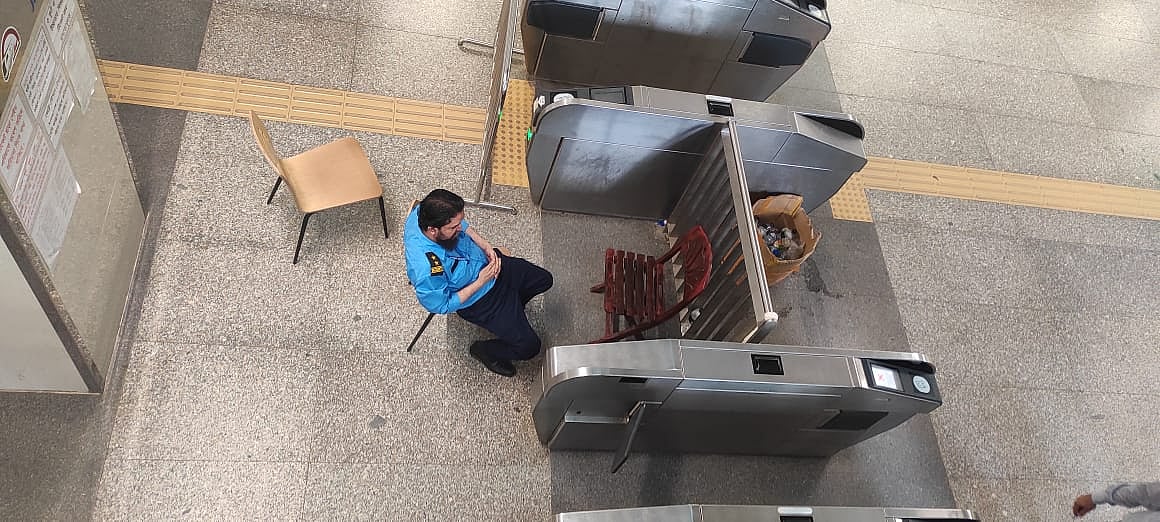 মতিঝিল স্টেশনে কার্ড পাঞ্চ সিস্টেম সকাল সাড়ে ৯টার দিকে অকার্যকর ছিল