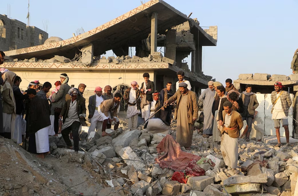 যুক্তরাষ্ট্রের হামলার পর ধ্বংসযজ্ঞ খতিয়ে দেখছেন স্থানীয়রা। ইয়েমেনের সাদা শহরে, ১৬ মার্চ ২০২৫