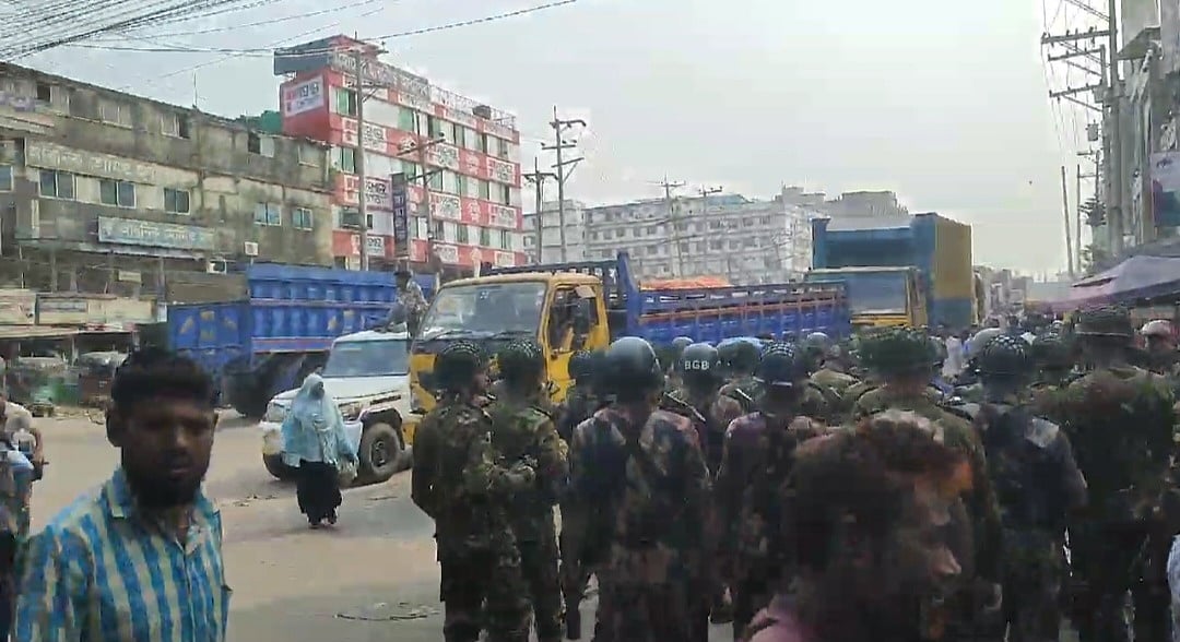 বকেয়া বেতনের দাবিতে শ্রমিকদের বিক্ষোভের খবর পেয়ে পুলিশ ও সেনাবাহিনীর সদস্যরা ঘটনাস্থলে আসেন। আজ সকাল ৯টায় গাজীপুর নগরের ভোগড়া এলাকায়