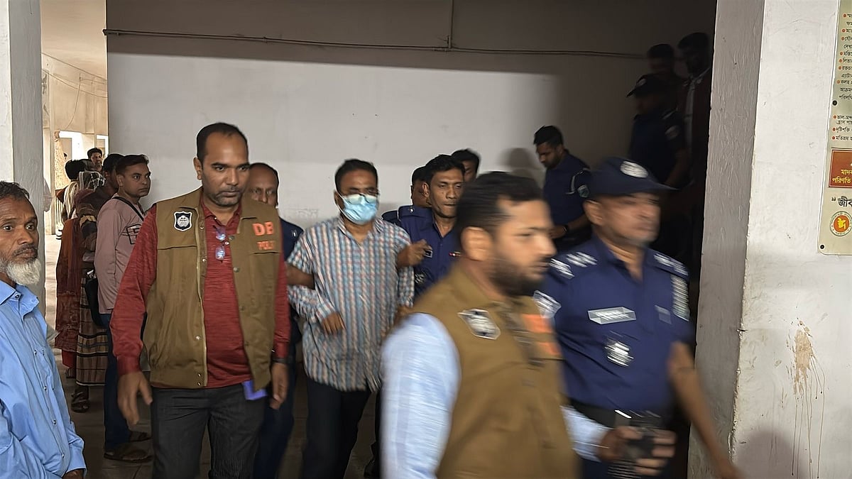 স্ত্রীর মামলায় বরখাস্ত এসপি ফজলুল হককে বিশেষ ব্যবস্থায় নাটোরের নারী ও শিশু নির্যাতন দমন বিশেষ ট্রাইব্যুনালে হাজির করা হয়। আজ বেলা ১১টার দিকে