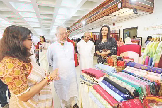 দুই দিনব্যাপী হাল ফ্যাশন আয়োজিত ঈদমেলার উদ্বোধনী অনুষ্ঠানে বিভিন্ন স্টল ঘুরে দেখছেন বিশিষ্ট ফ্যাশন ডিজাইনার চন্দ্র শেখর সাহাসহ অতিথিরা। গতকাল দুপুরে রাজধানী ধানমন্ডির মাইডাস সেন্টারে