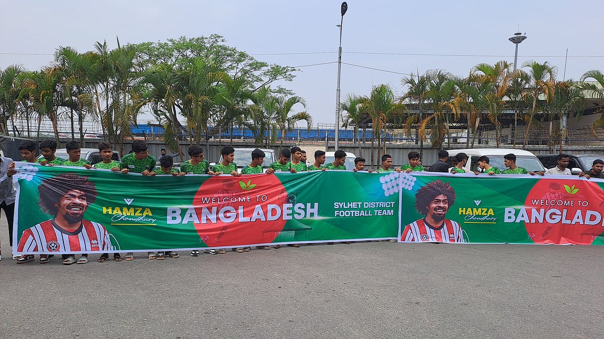 হামজা চৌধুরীকে বরণে ব্যানার নিয়ে এসেছেন একদল ফুটবলপ্রেমী।