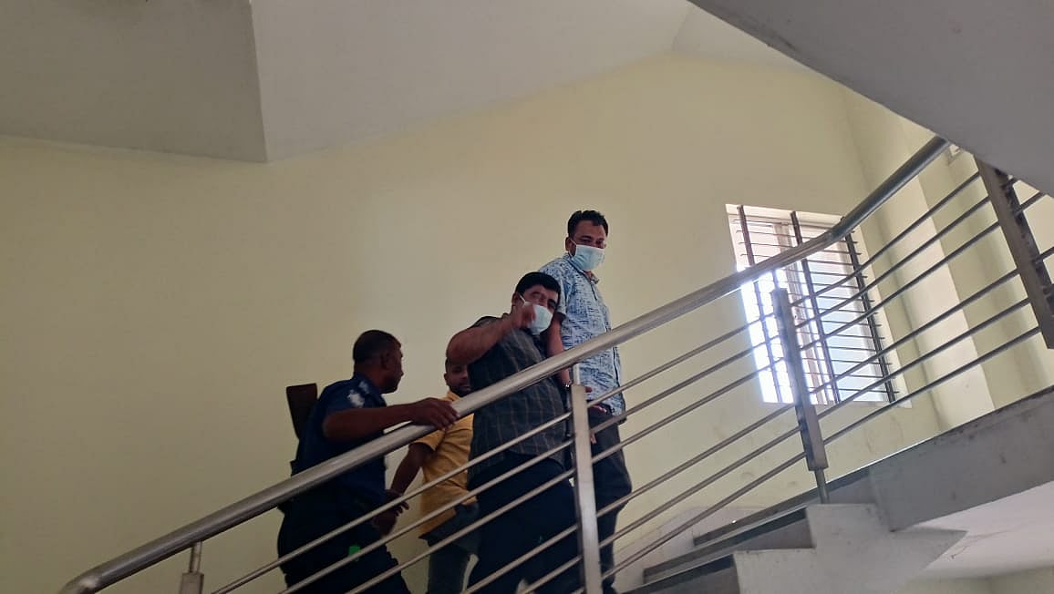 আগস্টের ঘটনায় হওয়া দুটি মামলায় গ্রেপ্তার দেখিয়ে দুই ইউপি চেয়ারম্যানকে আদালতে পাঠানো হয়। মঙ্গলবার চিফ জুডিশিয়াল ম্যাজিস্ট্রেট আদালতে