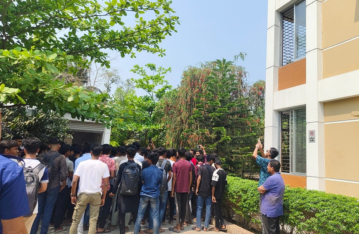 কেশবপুরে মিশনারি থেকে ছাত্রীর মরদেহ উদ্ধারের ঘটনায় বৈষম্যবিরোধীদের পক্ষ মঙ্গলবার মিশনারি কার্যালয় ঘেরাও করা হয়