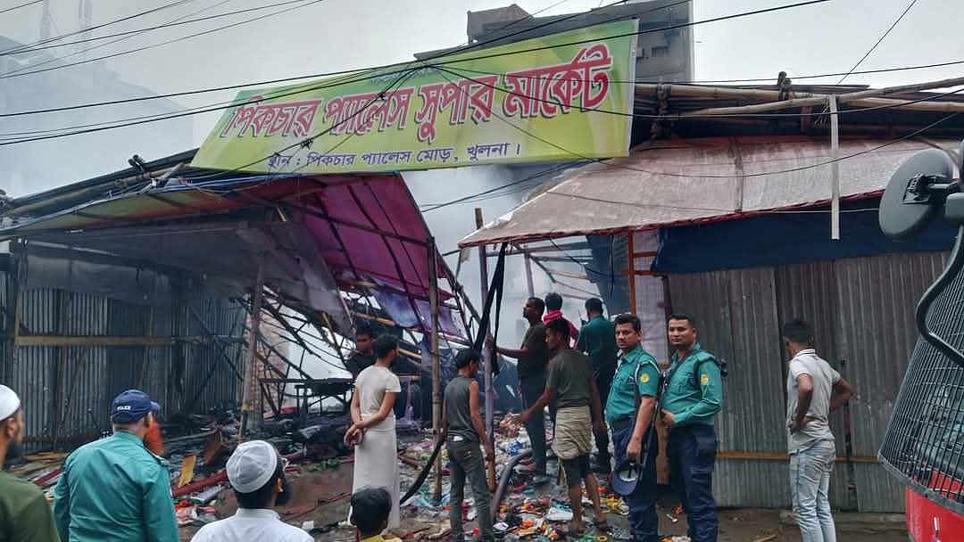 খুলনা নগরের পিকচার প্যালেস মোড়ে অস্থায়ী ঈদ মার্কেটে অগ্নিকাণ্ডের পর। আজ সকালে তোলা