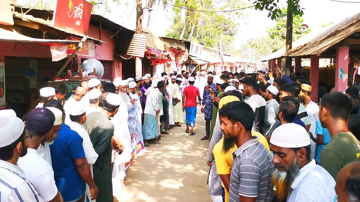 চট্টগ্রামের রাউজানে চাঁদা না দেওয়ায় মাদ্রাসার পুকুর খনন কাজে অস্ত্রধারীদের হামলার প্রতিবাদে হেফাজতে ইসলাম মানববন্ধন করে। আজ বিকেল ৩ টায় রাউজানের বাগােয়ান ইউনিয়নের লাম্বুরহাটে