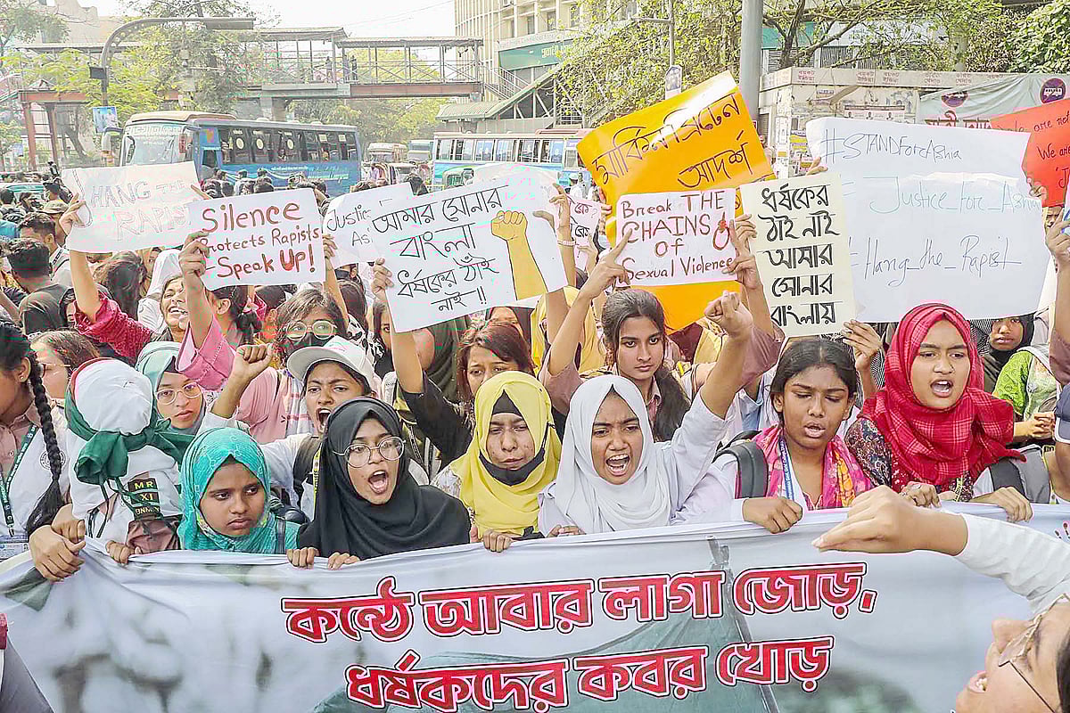 ধর্ষণ ও নারী নির্যাতনের প্রতিবাদে শিক্ষার্থীদের বিক্ষোভ