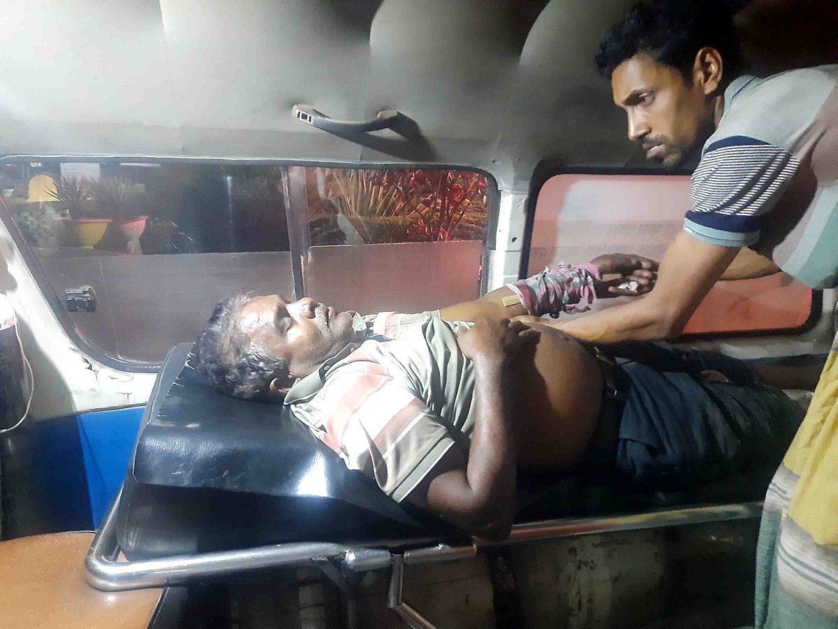 নাটোরের লালপুর উপজেলা পূজা উদ্‌যাপন পরিষদের সাধারণ সম্পাদক সঞ্জয় কর্মকারসহ দুজনের ওপর বুধবার রাত ১০টার দিকে হামলার ঘটনা ঘটে। রাতে তাঁদের অ্যাম্বুলেন্সে করে রাজশাহী মেডিকেল কলেজ হাসপাতালে নেওয়া হয়