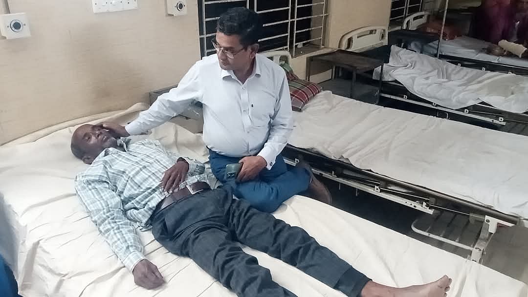 মারধরের শিকার সাংবাদিক আবদুস সালাম বিশ্বাসকে বদরগঞ্জ স্বাস্থ্য কমপ্লেক্সে ভর্তি করা হয়েছে। গতকাল বুধবার রাতে