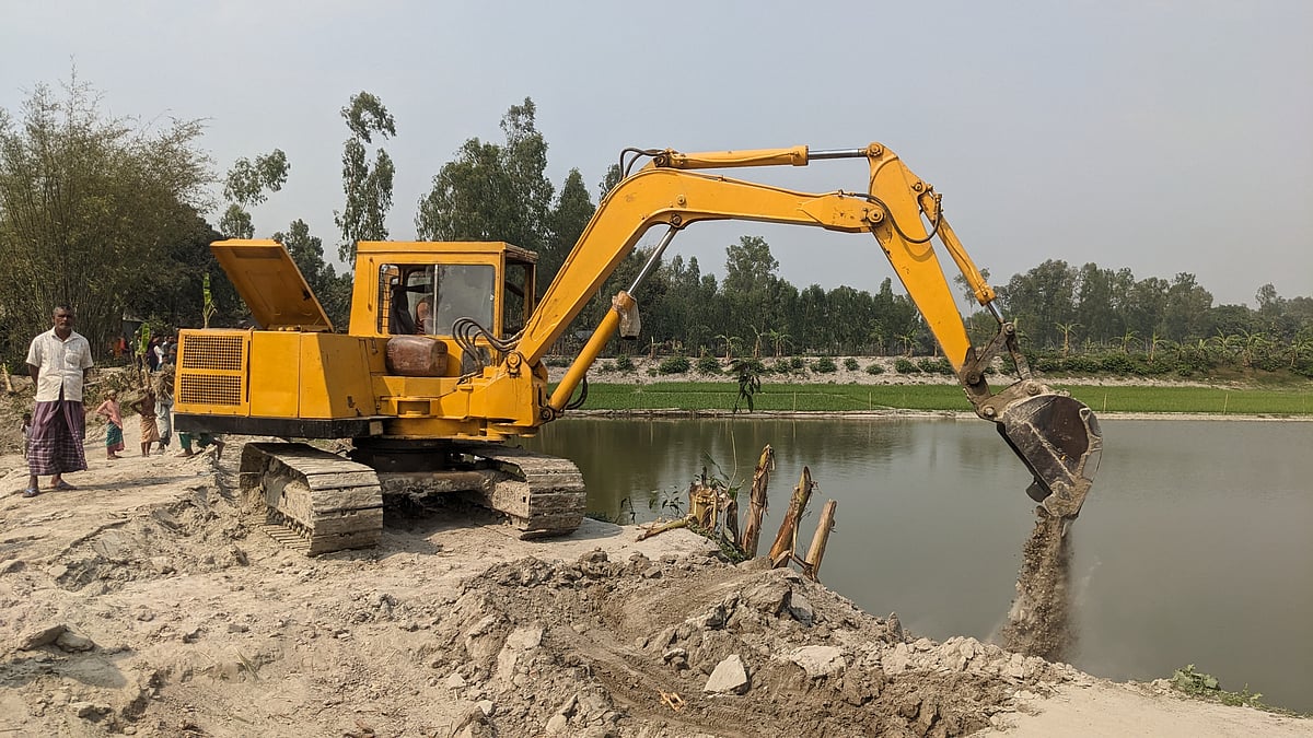 চাকিরপশার নদী দখলমুক্ত করতে উচ্ছেদ অভিযান। আজ বৃহস্পতিবার বিকেলে কুড়িগ্রামের রাজারহাট উপজেলার কৈলাশকুঠি গ্রামে