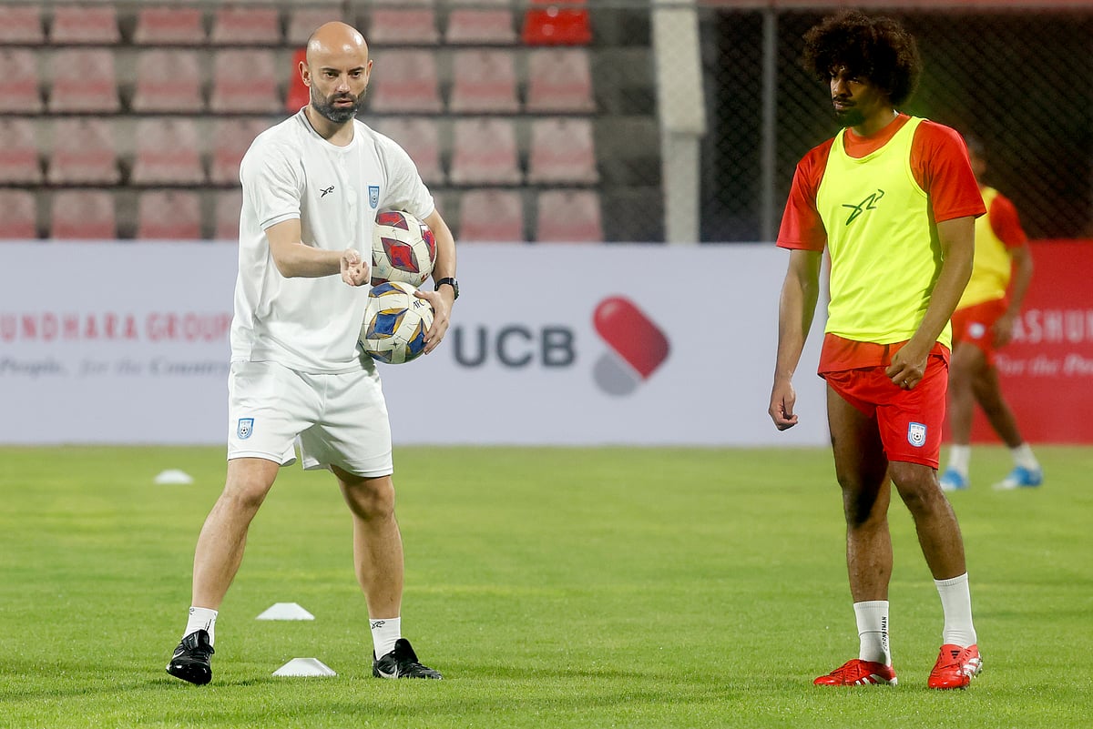 কাল অনুশীলনে হামজা চৌধুরীর সঙ্গে বাংলাদেশ দলের কোচ হাভিয়ের কাবরেরা