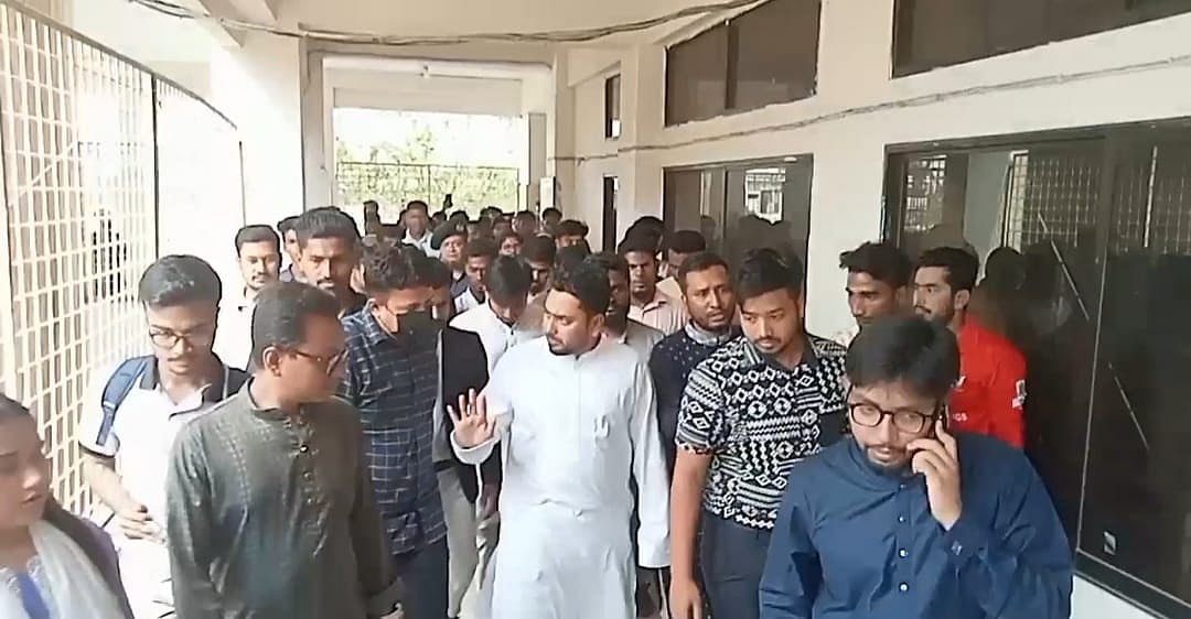 ভুক্তভোগী কলেজছাত্রীর খোঁজখবর নিতে পটুয়াখালী এসেছেন এসেছেন জাতীয় নাগরিক পার্টির আহ্বায়ক নাহিদ ইসলাম। আজ বৃহস্পতিবার দুপুরে পটুয়াখালী মেডিকেল কলেজ হাসপাতালে