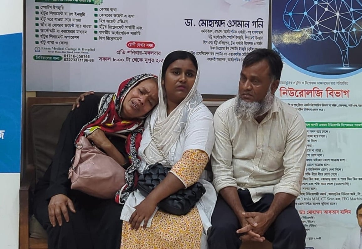 হত্যাকাণ্ডের শিকার বিএনপি নেতা আবুল কাশেমের স্বজনদের আহাজারি। বৃহস্পতিবার দুপুরে সাভারের বেসরকারি এনাম মেডিকেল কলেজ হাসপাতালে