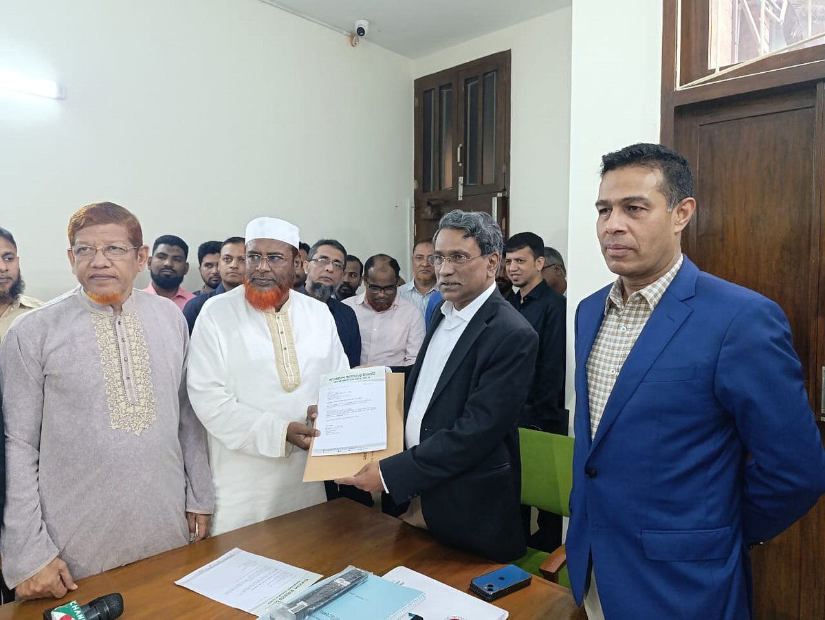 জাতীয় সংসদ ভবনে জাতীয় ঐকমত্য কমিশনের কার্যালয়ে কমিশনের সহসভাপতি অধ্যাপক আলী রীয়াজের কাছে মতামত জমা দেয় জামায়াতে ইমলামী