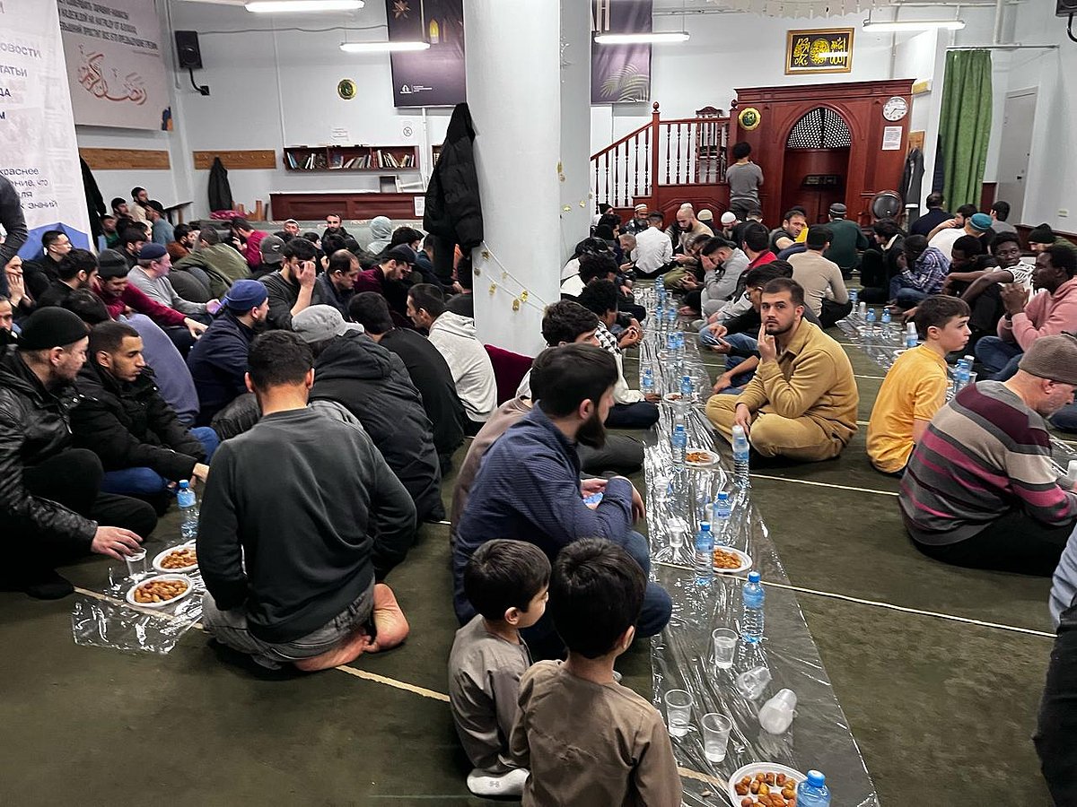 রাশিয়ার দাগেস্তানের কালচারাল ও এডুকেশন সেন্টারের মসজিদে ইফতার