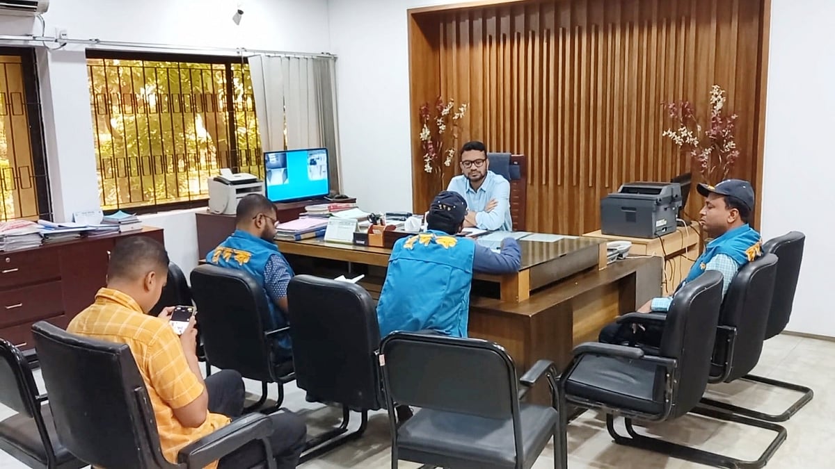 অনিয়মের অভিযোগে গণপূর্ত অধিদপ্তরের মাদারীপুর কার্যালয়ে দুদকের অভিযান। বৃহস্পতিবার সকালে শহরের পুরান কোর্টের মোড় এলাকায়