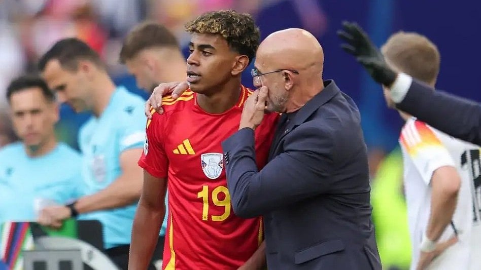 লামিনে ইয়ামালের ওপর অগাধ আস্থা আছে স্পেন কোচ লুইস দে লা ফুয়েন্তের (ডানে)