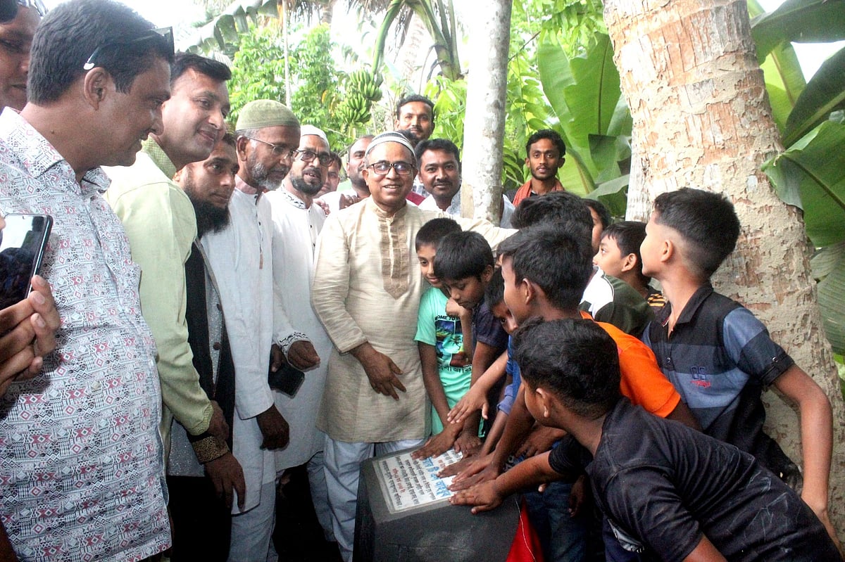 সড়ক পাকা করার কাজের উদ্বোধন করেন বিএনপির কেন্দ্রীয় নির্বাহী কমিটির সদস্য টি এস আইয়ূব। শুক্রবার বিকেলে যশোরের বাঘারপাড়া উপজেলার নরসিংহপুর গ্রামে