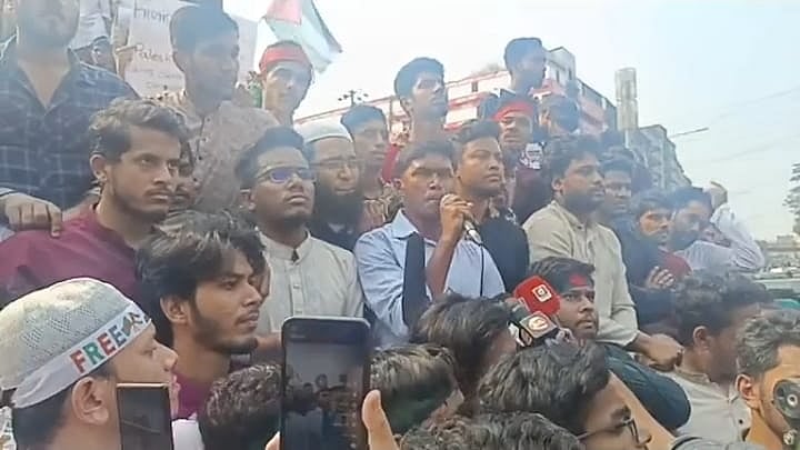আওয়ামী লীগ নিষিদ্ধের দাবিতে চট্টগ্রামে বিক্ষোভ সমাবেশে বক্তব্য দেন গণতান্ত্রিক ছাত্রসংসদের যুগ্ম আহ্বায়ক খান তালাত মাহমুদ। আজ নগরের নিউমার্কেট মোড়ে