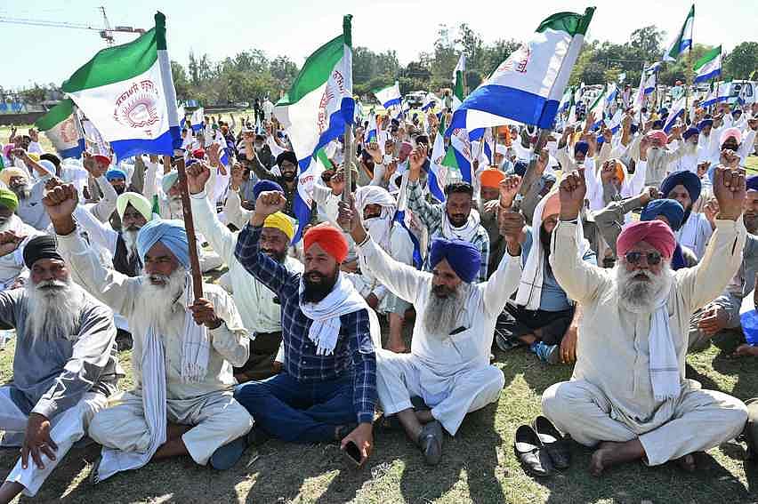 কৃষকদের তাঁবু বুলডোজার দিয়ে গুঁড়িয়ে দেওয়ার প্রতিবাদে কেন্দ্রীয় ও রাজ্য সরকারের বিরুদ্ধে কৃষকদের বিক্ষোভ। গতকাল পাঞ্জাবের অমৃতসরে