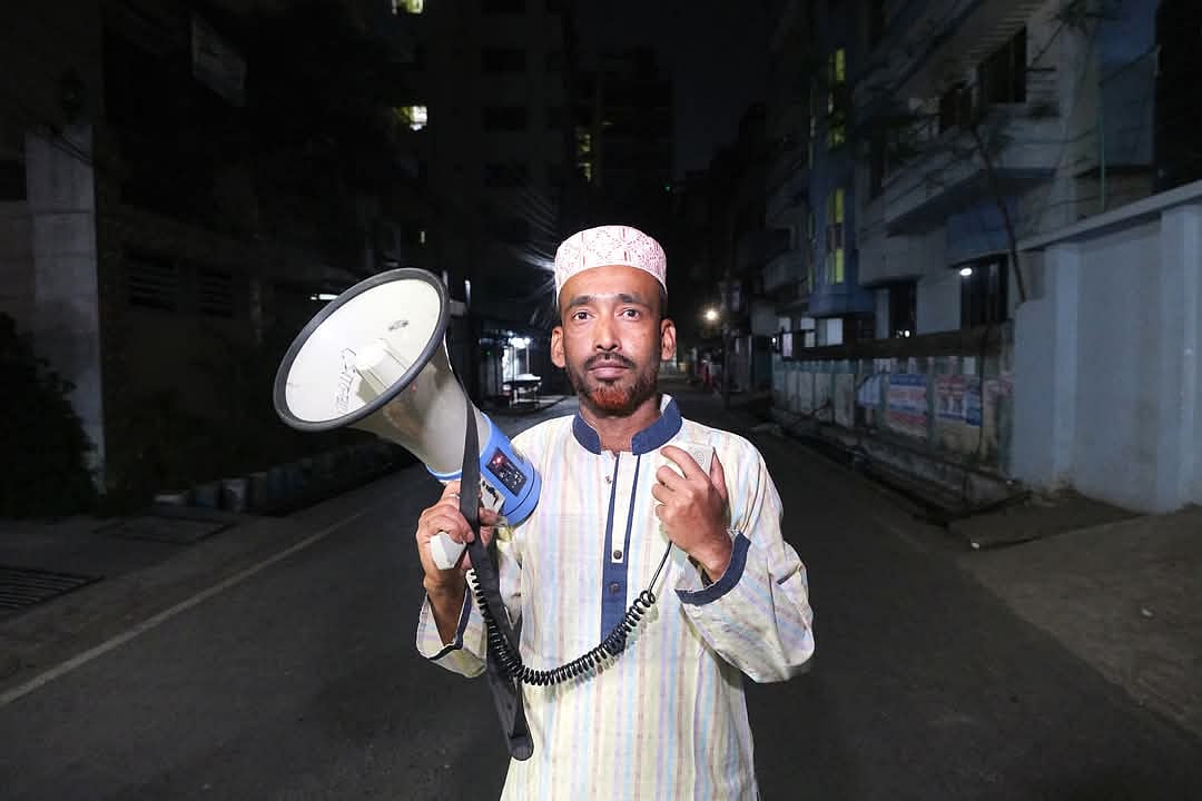 তিন দশক ধরে কাসিদা গেয়ে স্থানীয়দের সাহ্‌রিতে ডেকে দেন মোহাম্মদ বাহার মুন্সি। সম্প্রতি চট্টগ্রাম নগরের কুসুমবাগ এলাকায়