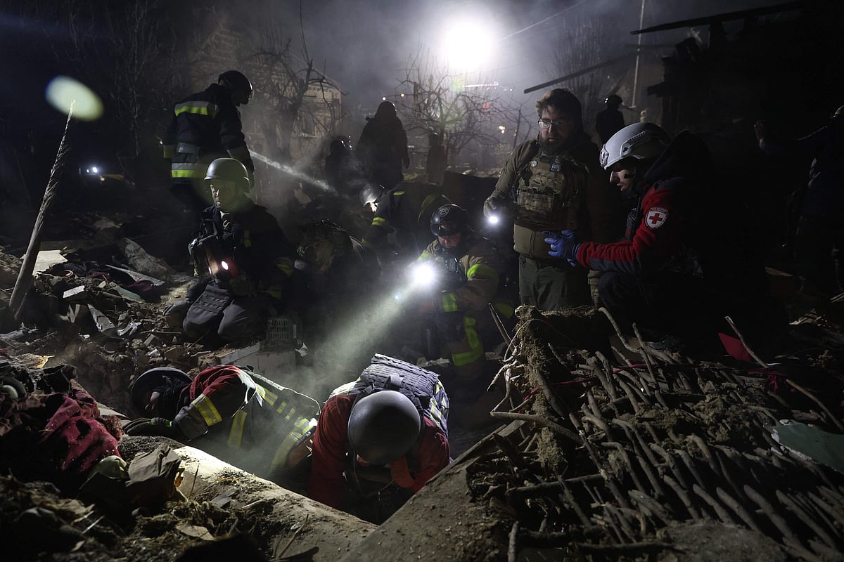 রাশিয়ার হামলায় বিধ্বস্ত ভবনে উদ্ধারকাজ চলছে। আজ ইউক্রেনের জাপোরিঝঝিয়ায়