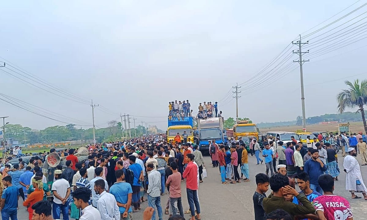 বন্য হাতির আক্রমণে তিন মাস বয়সী এক শিশুর মৃত্যুর পর চট্টগ্রামের পিএবি সড়কে ৬ ঘণ্টার অবরোধ করেছেন বিক্ষুব্ধ লোকজন। আজ সকালে