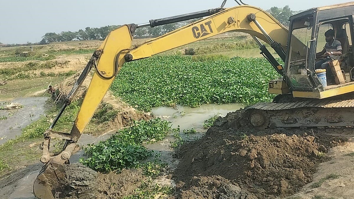 ব্রাহ্মণবাড়িয়ার আখাউড়ার বনগজ এলাকায় তিতাস নদের চার স্থানে অবৈধভাবে নির্মিত চারটি বাঁধ অপসারণ করেছে উপজেলা প্রশাসন ও পানি উন্নয়ন বোর্ড। গত বৃহস্পতি ও শুক্রবার তারা যৌথভাবে এ অভিযান চালায়