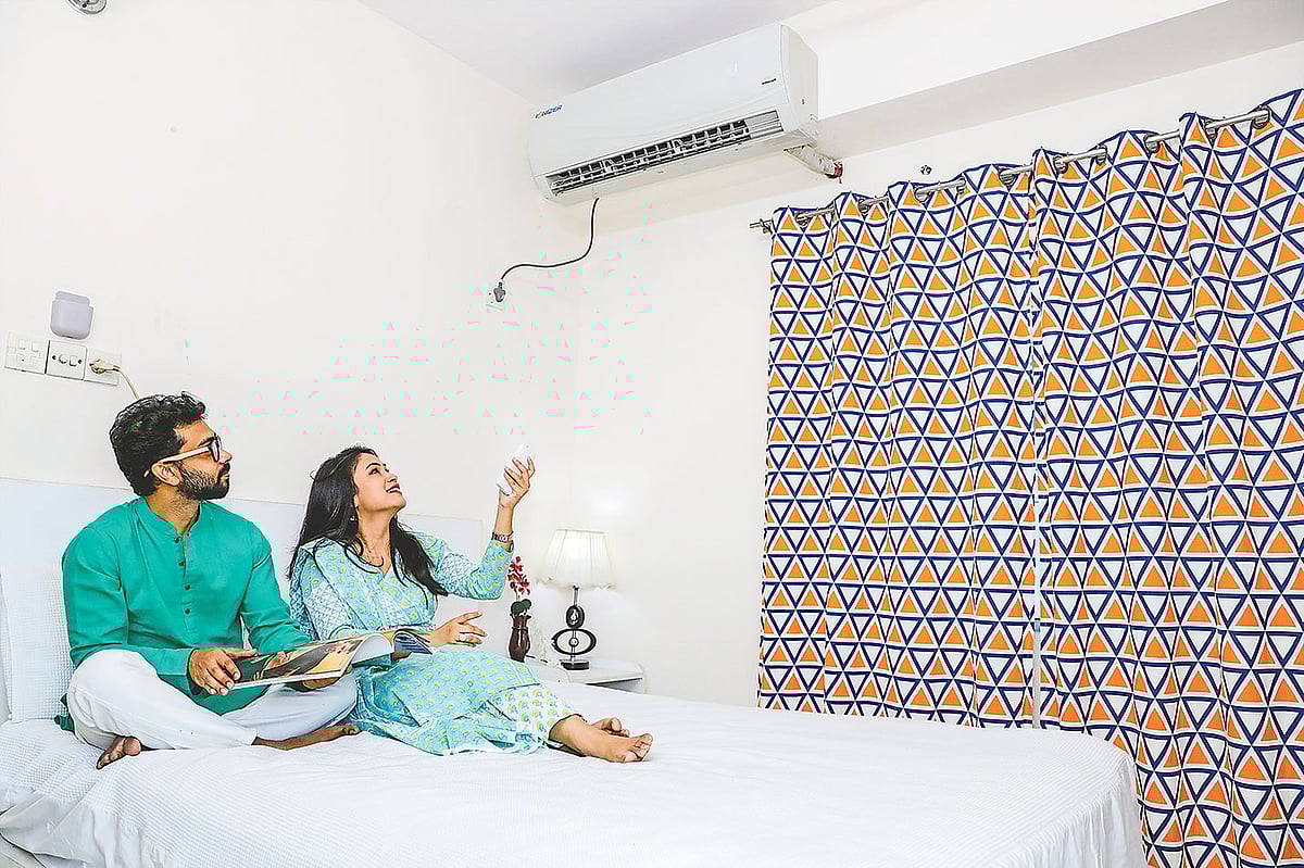 এসি এখন বিলাসদ্রব্য নয় বরং মধ্যবিত্তেরও নাগালের মধ্যে চলে এসেছে। মডেল: মাহফুজুল হাসান ও নাজিয়া মিশকাত