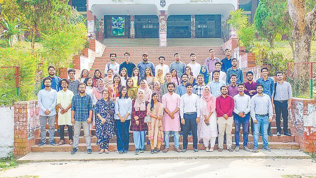 চিটাগং ইউনিভার্সিটি রিসার্চ অ্যান্ড হায়ার স্টাডি সোসাইটির সদস্যদের একাংশ