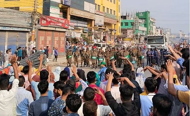বেতন–বোনাসের দাবিতে শ্রমিকদের প্রতিবাদ কর্মসূচি