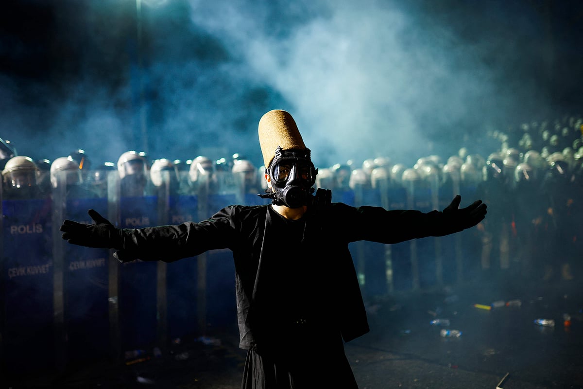 তুরস্কের ইস্তাম্বুলের কারাবন্দী মেয়র একরেম ইমামোগলুর মুক্তির দাবিতে দাঙ্গারোধী পুলিশের সামনে দুই হাত প্রসারিত করে দাঁড়িয়ে আছেন এক বিক্ষোভকারী। ইস্তাম্বুল, ২৩ মার্চ ২০২৫