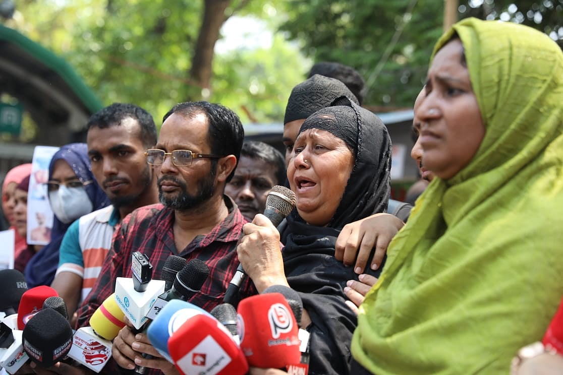 আন্তর্জাতিক অপরাধ ট্রাইব্যুনালের ফটকের সামনে প্রায় আড়াই ঘণ্টা অবস্থান করে ক্ষোভ প্রকাশ করেন জুলাই-আগস্ট গণ-অভ্যুত্থানে শহীদ পরিবারের সদস্যরা। আজ সোমবার দুপুরে