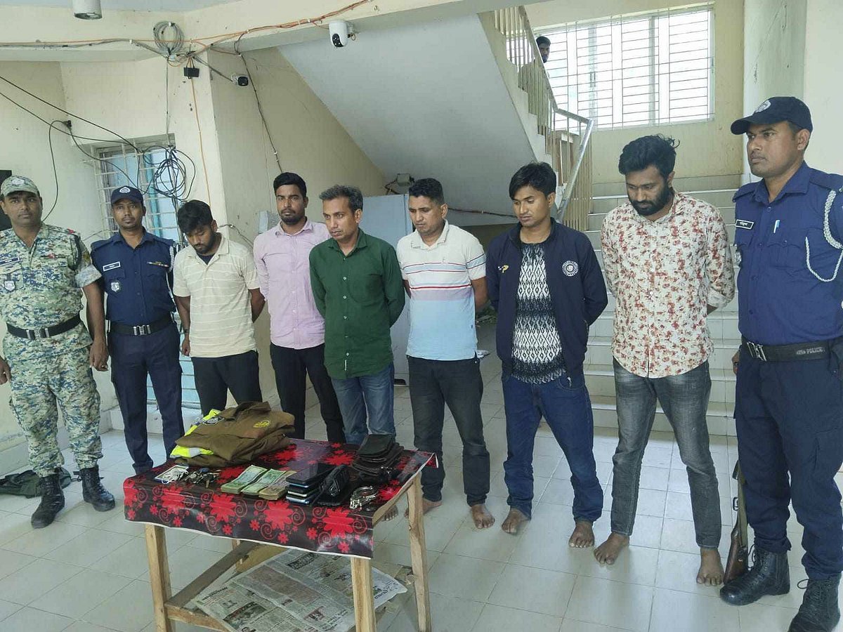 বগুড়ায় এসে দুই ব্যক্তিকে অপহরণ এবং মুক্তিপণ নিয়ে পালিয়ে যাওয়ার সময় রাজশাহী মহানগর ডিবির পাঁচ সদস্যকে আটক করেছে পুলিশ। সোমবার বগুড়ার নন্দীগ্রামের কুন্দারহাট হাইওয়ে থানায়