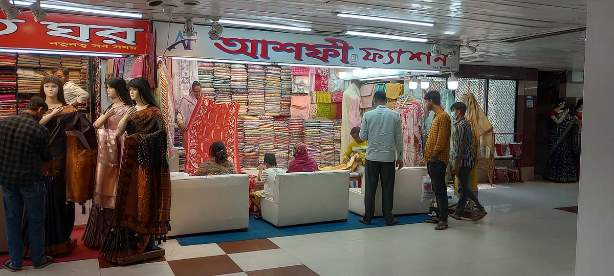 ইস্টার্ন প্লাজায় আগের সেই রমরমা ব্যবসা এখন আর নেই। আজ সোমবার তোলা