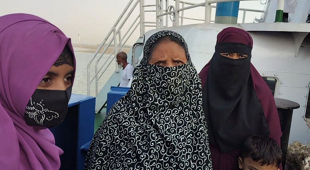 জোসনা বেগম (মাঝখানে)