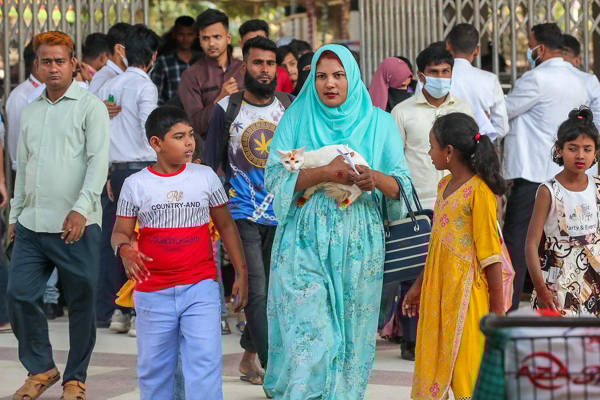 ঈদের ছুটিতে বাড়ি ফিরছে এই পরিবারটি। সঙ্গে নেওয়া হচ্ছে পোষা বিড়ালটিকেও। ঢাকা, ২৪ মার্চ