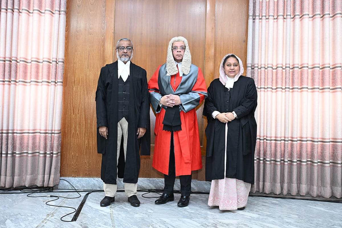 প্রধান বিচারপতি সৈয়দ রেফাত আহমেদের সঙ্গে আপিল বিভাগের নবনিযুক্ত দুই বিচারপতি