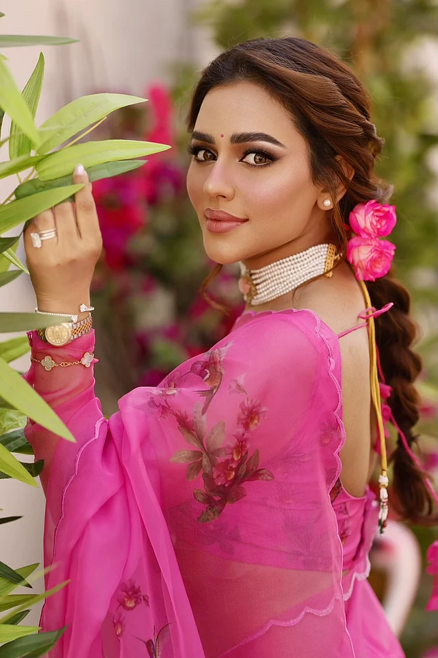 Xotin eriga yoruglik ochirilgan holda yumshoq minaj qiladi.