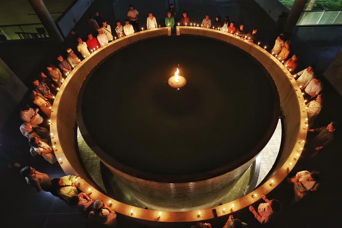 ২৫ মার্চ কালরাত্রিতে শহীদদের স্মরণে মোমবাতি প্রজ্বালন করে মুক্তিযুদ্ধ জাদুঘর। ঢাকা, ২৫ মার্চ