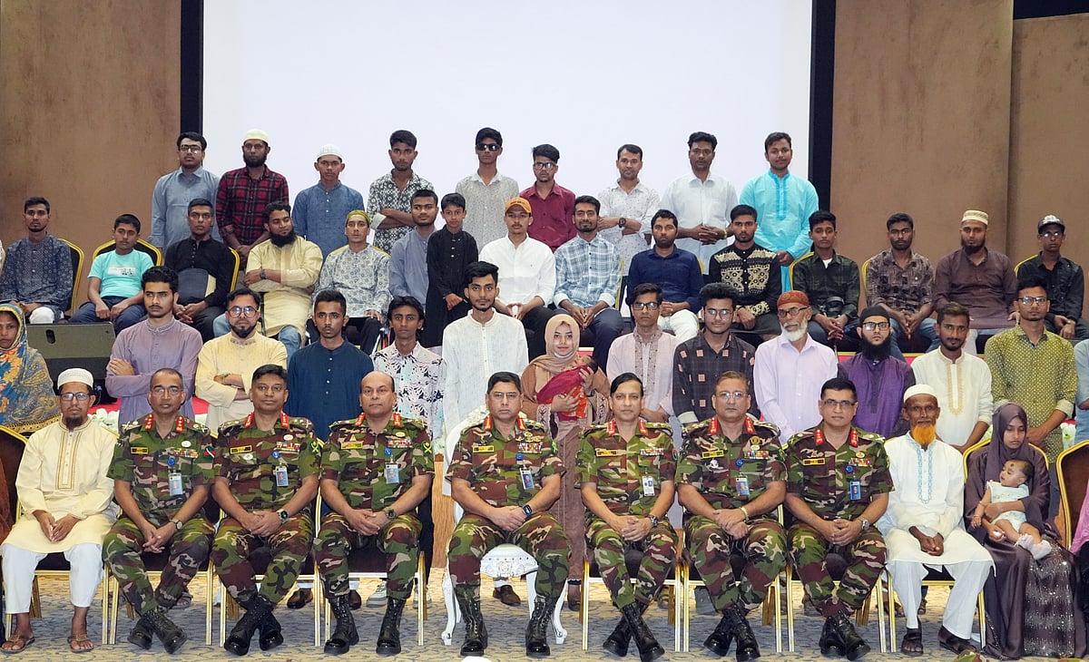 সেনাবাহিনী আয়োজিত সংবর্ধনা অনুষ্ঠানে জুলাই গণ-অভ্যুত্থানে আহত যোদ্ধা ও শহীদ যোদ্ধাদের পরিবারের সদস্যদের সঙ্গে সেনাপ্রধান জেনারেল ওয়াকার-উজ-জামান ও ঊর্ধ্বতন কর্মকর্তারা। ঢাকা সেনানিবাস, ২৫ মার্চ