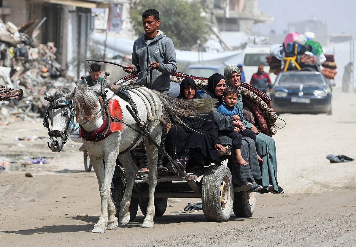 ইসরায়েলের নির্দেশের পর গাজার জাবালিয়া এলাকা ছাড়ছেন ফিলিস্তিনিরা
