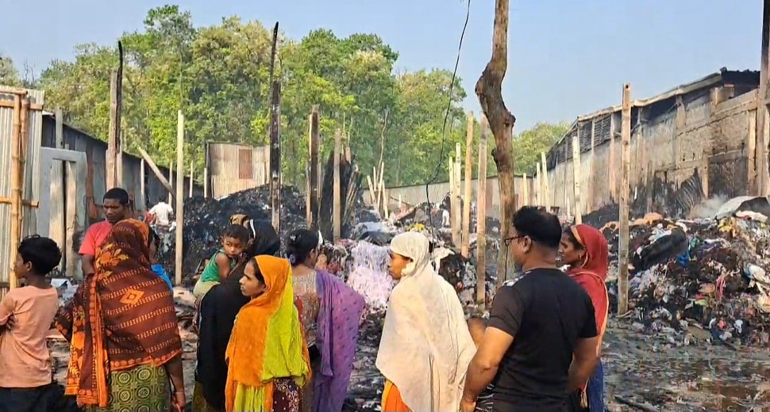 গাজীপুরের কালিয়াকৈর উপজেলার তিনটি ঝুট গুদামে অগ্নিকাণ্ডের পর। আজ ভোরে চন্দ্রা এলাকায়