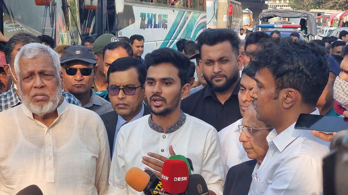 রাজধানীর সায়েদাবাদ বাস টার্মিনাল পরিদর্শন শেষে সাংবাদিকদের সঙ্গে কথা বলেন উপদেষ্টা মুহাম্মদ ফাওজুল কবির খান ও ক্রীড়া উপদেষ্টা আসিফ মাহমুদ সজীব ভুঁইয়া