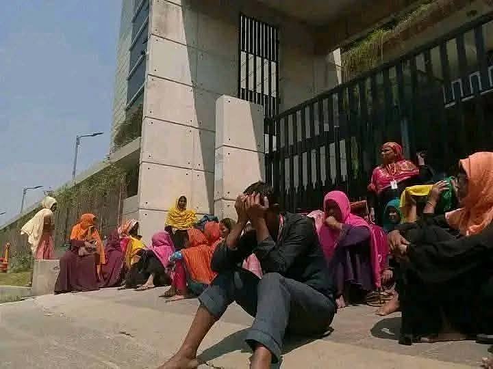 বকেয়া বেতন ও বোনাসের দাবিতে শ্রম ভবনের সামনে অবস্থান নেওয়া শ্রমিকেরা
